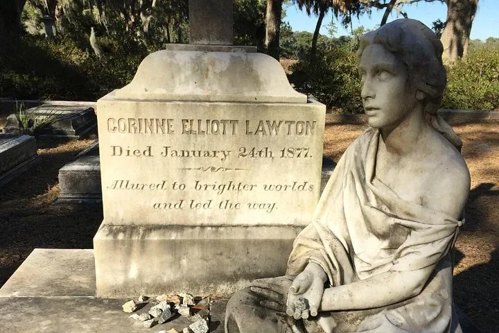 Statue von Corinne Elliott Lawton, die neben ihrem Grabstein sitzt