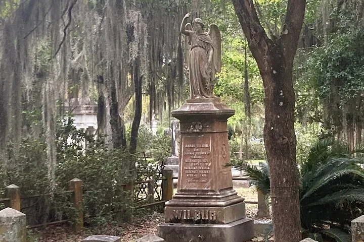Eine Engelsstatue auf einem Grabstein in einem historischen Friedhof.