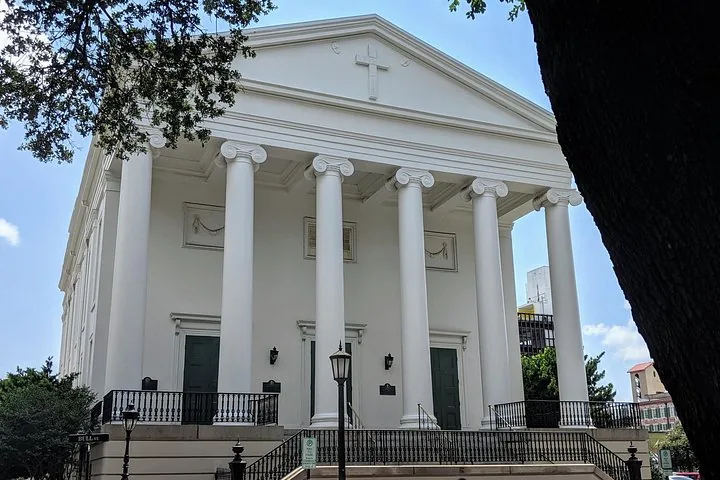 Un bâtiment blanc aux grandes colonnes et à la croix, typique de l'architecture de Savannah.